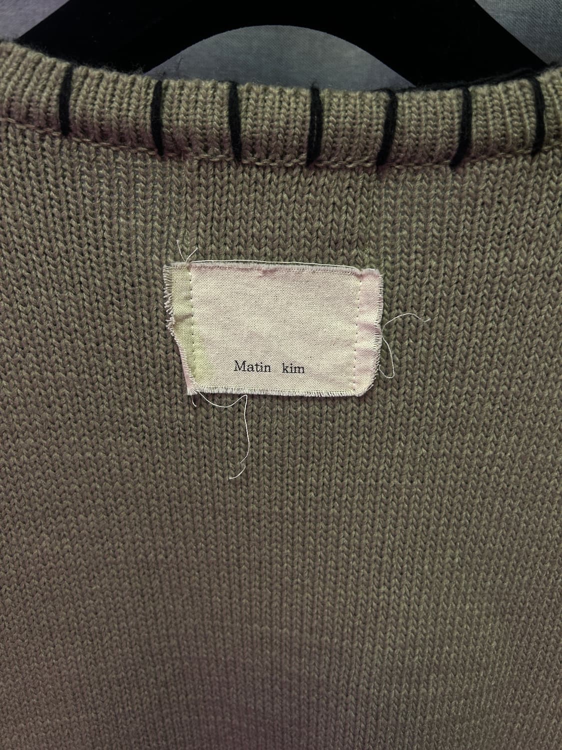 마틴킴 오버사이즈 로고 브이넥 니트 상품이미지5