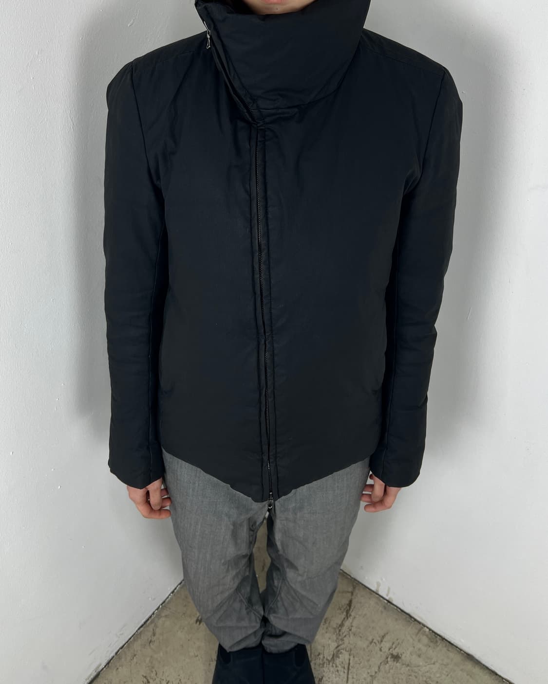 카즈유키 쿠마가이 어태치먼트 비대칭 하이넥 다운 자켓 상품이미지2