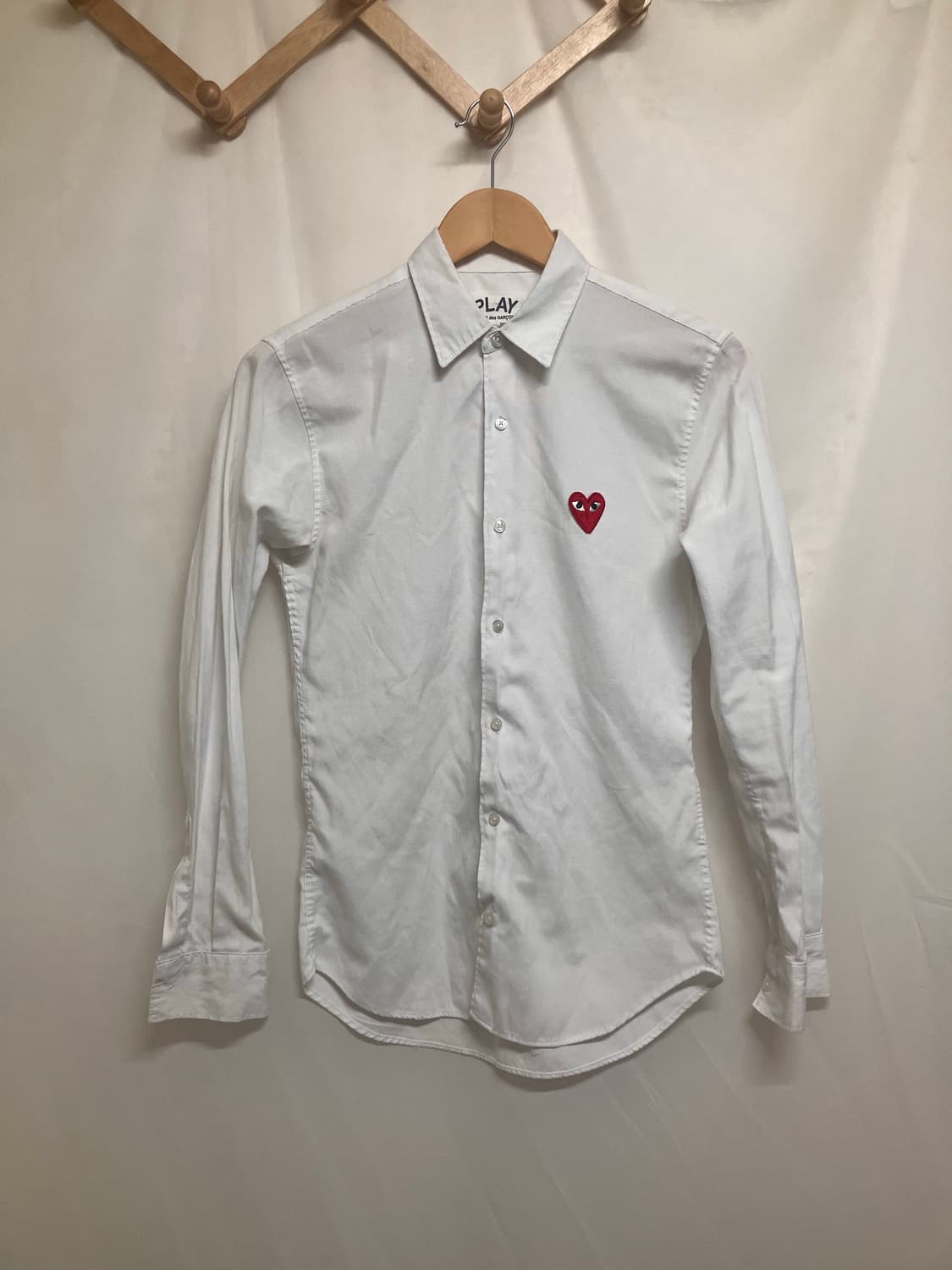 꼼데가르송 플레이 하트 로고 와펜 화이트 셔츠 상품이미지1