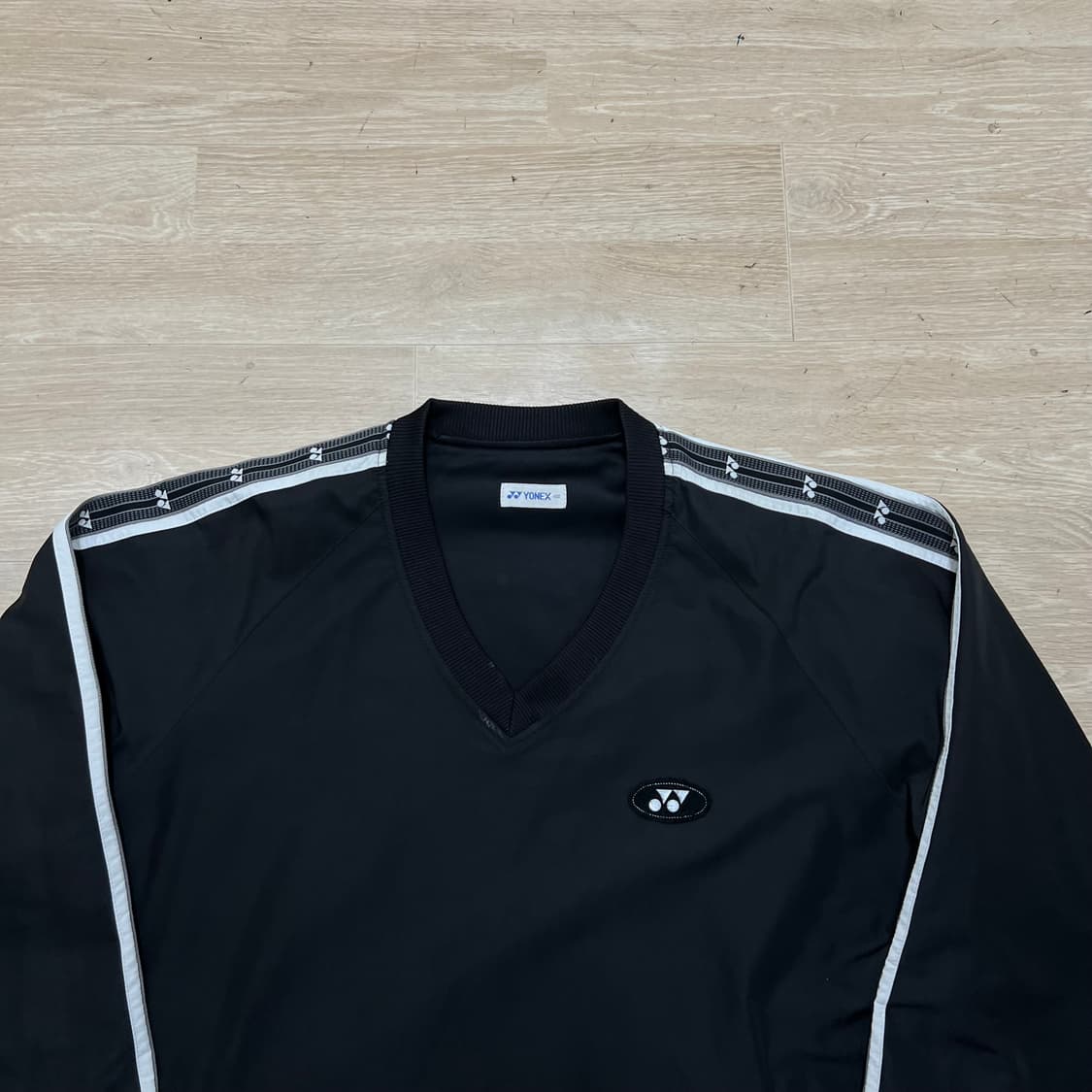 요넥스 사이드라인 테이핑 브이넥 바람막이 웜업 풀오버 [블랙] L/100 상품이미지2