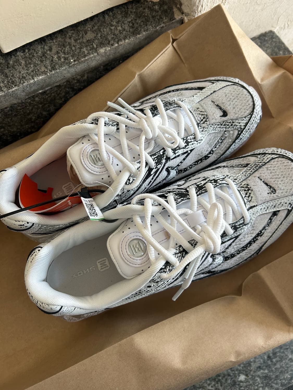 나이키 쇼크스 라이드 2 메탈릭 플래티넘 상품이미지1