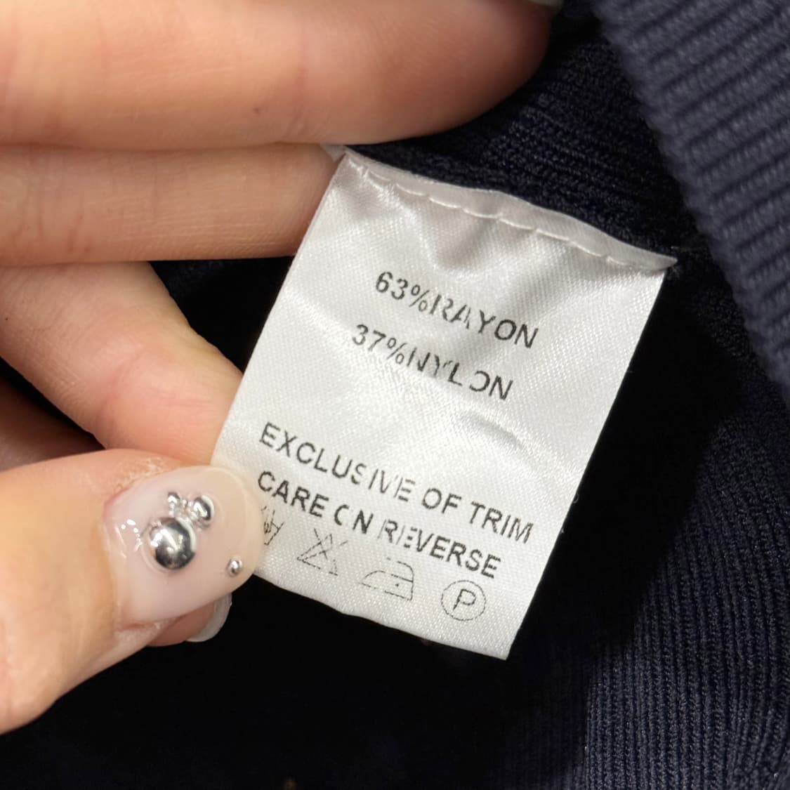 산드로 크롭 골드 버튼 브이넥 니트 가디건 포켓 디테일 슬림핏 네이비 상품이미지8