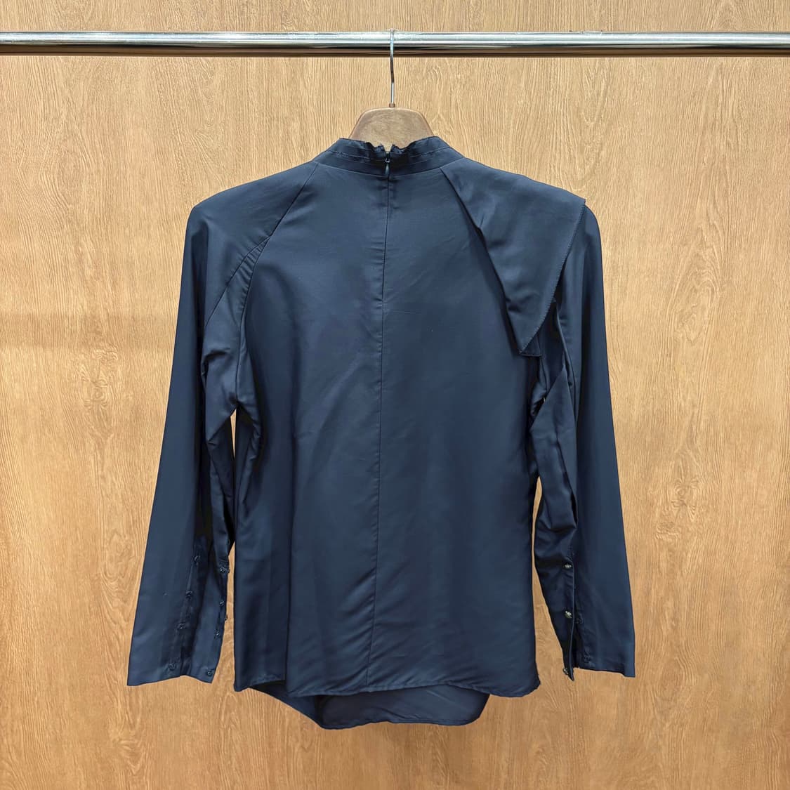 타임 타이넥 긴팔 새틴 블라우스 리본 커프스 디테일 레귤러핏 딥네이비 상품이미지3