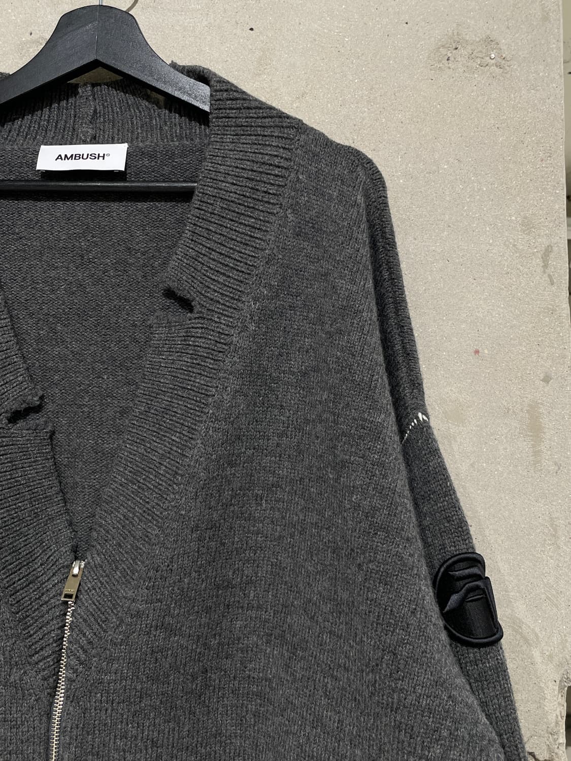 엠부쉬 차콜 필트 패치 니트 집 디스트레스드 가디건 상품이미지3
