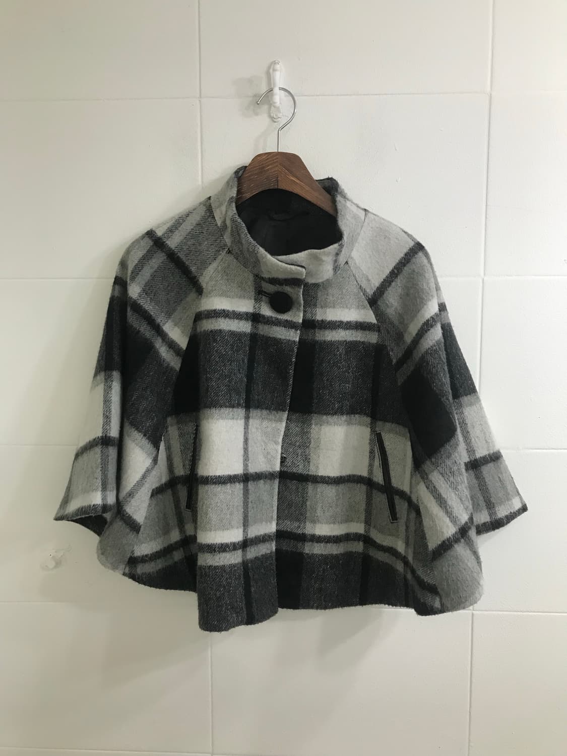 체크 하이넥 케이프 코트 무채색 니혼진 코디세트 상품이미지5