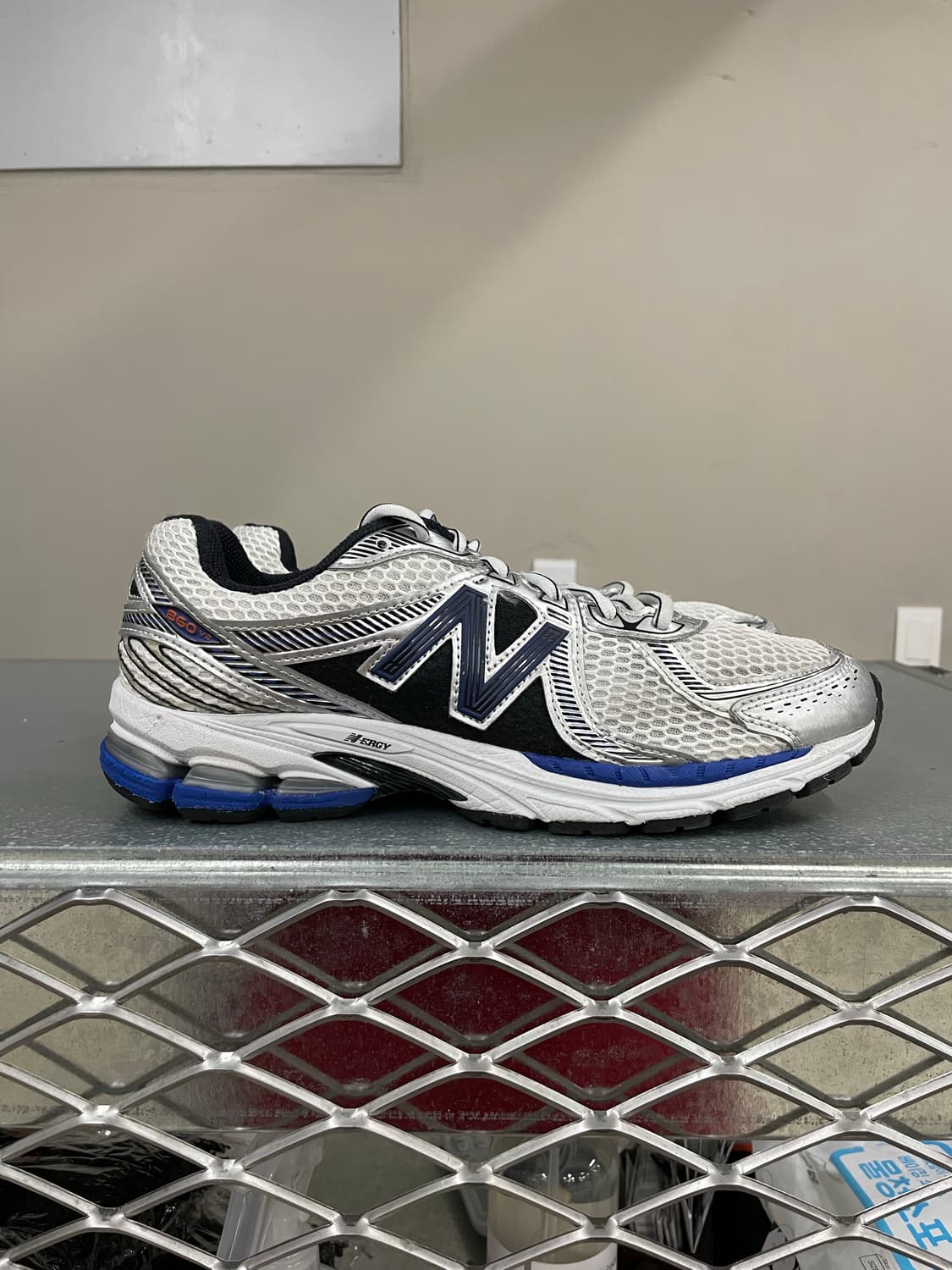 뉴발란스 860v2 메탈릭 실버 285 상품이미지4