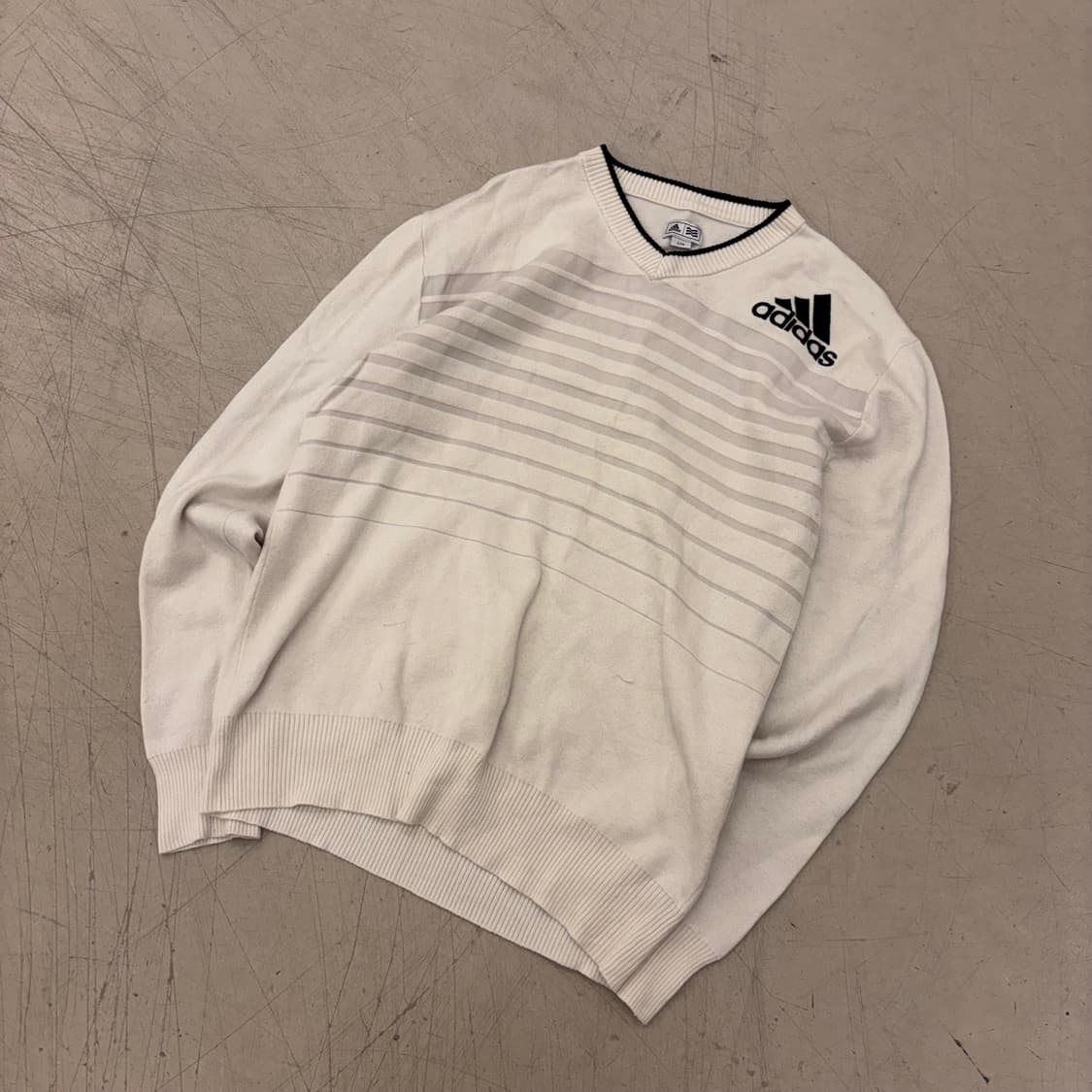 아디다스 스몰로고 스트라이프 브이넥 니트 상품이미지1