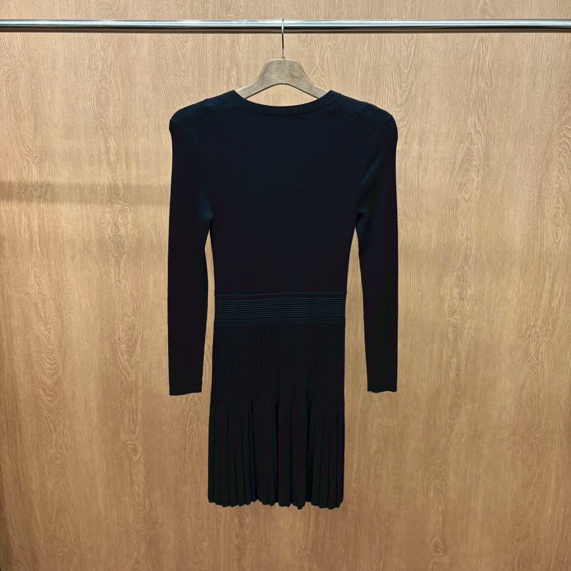 띠어리 긴팔 니트 미디 원피스 허리 절개 플리츠 디테일 슬림핏 블랙 상품이미지3