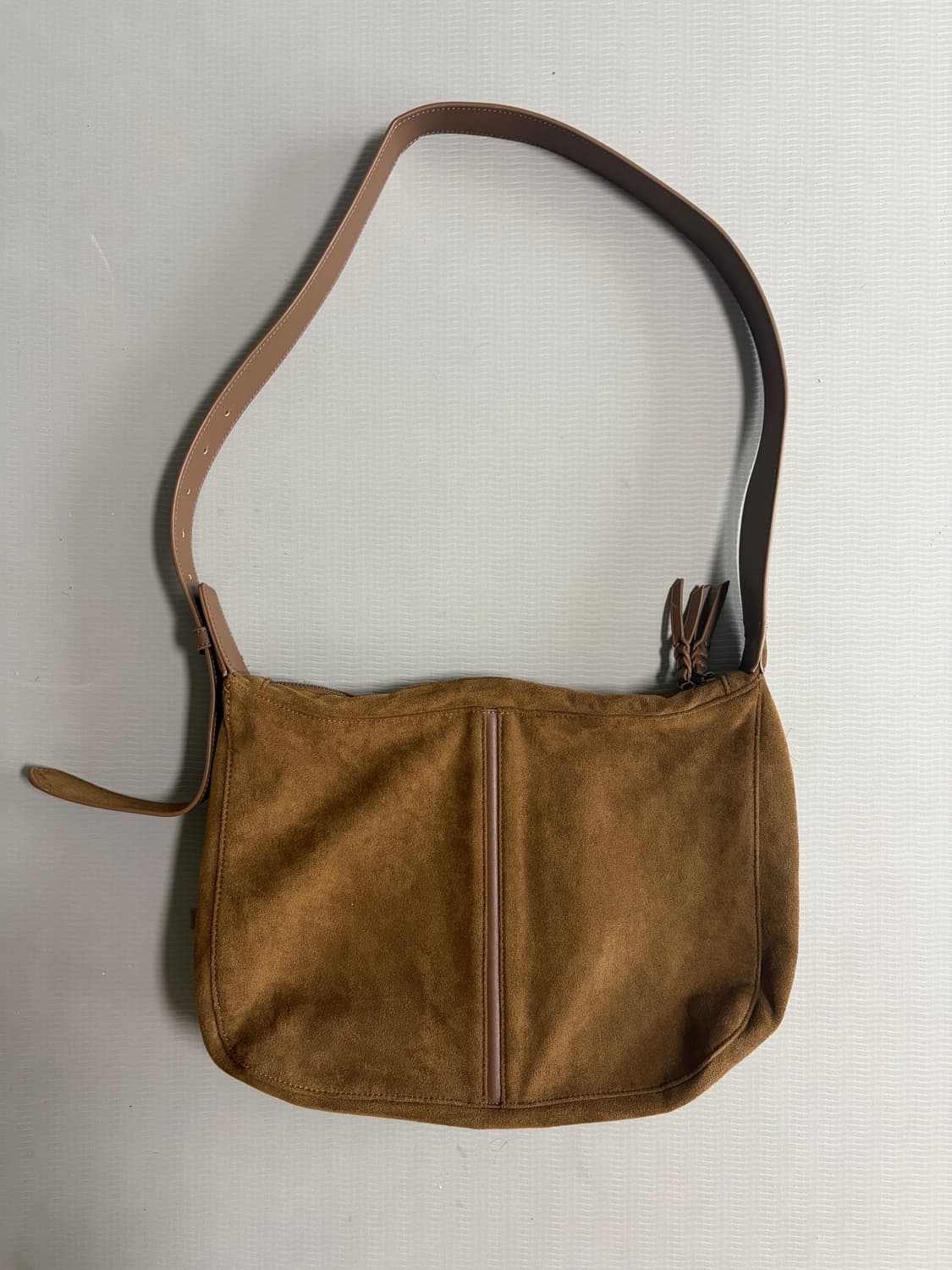 미나브  마가렛 스웨이드 크로스백 브라운 상품이미지2