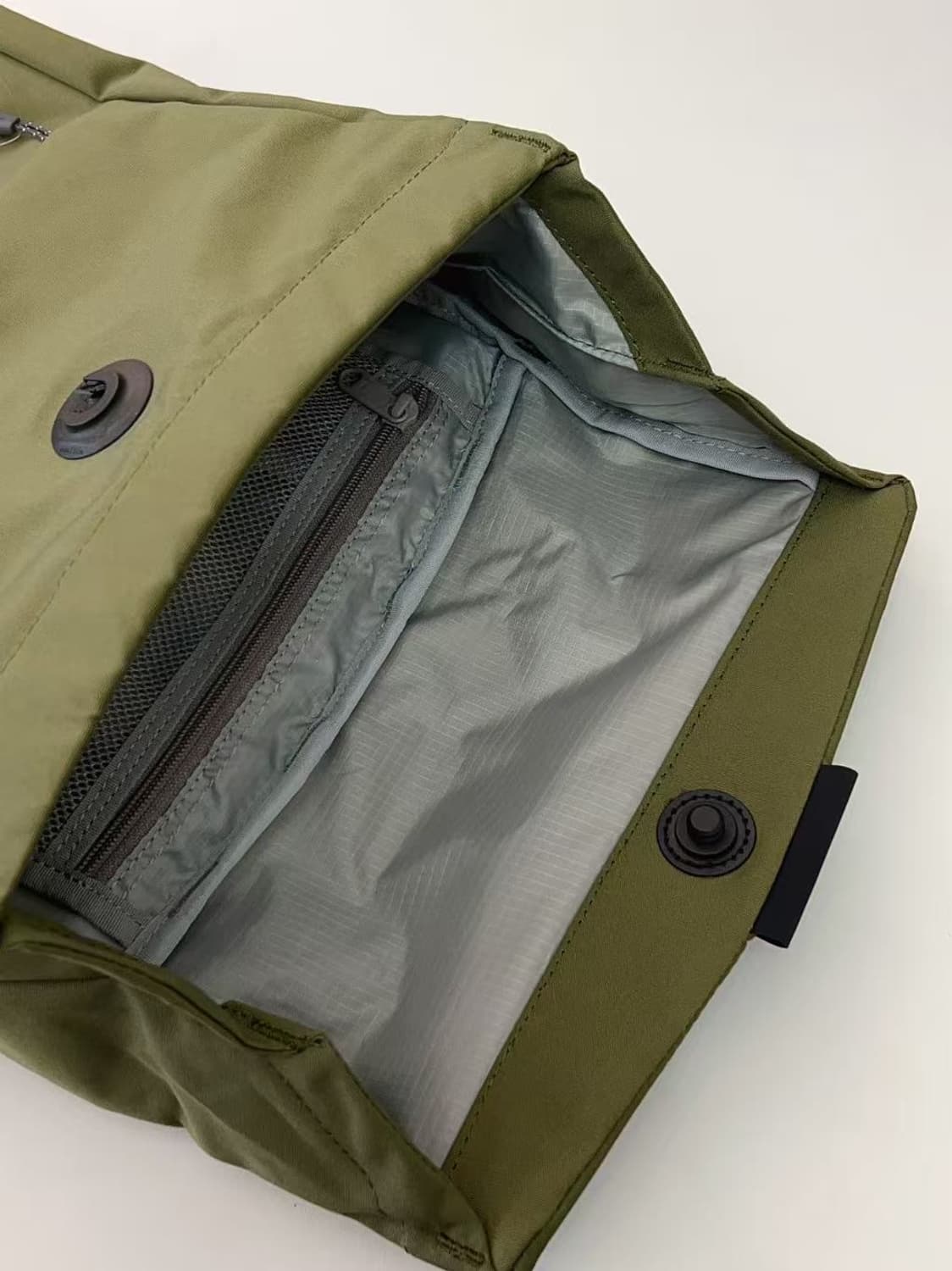 (새상품)몽벨 롤 탑 플랩팩 15 백팩 카키 상품이미지7