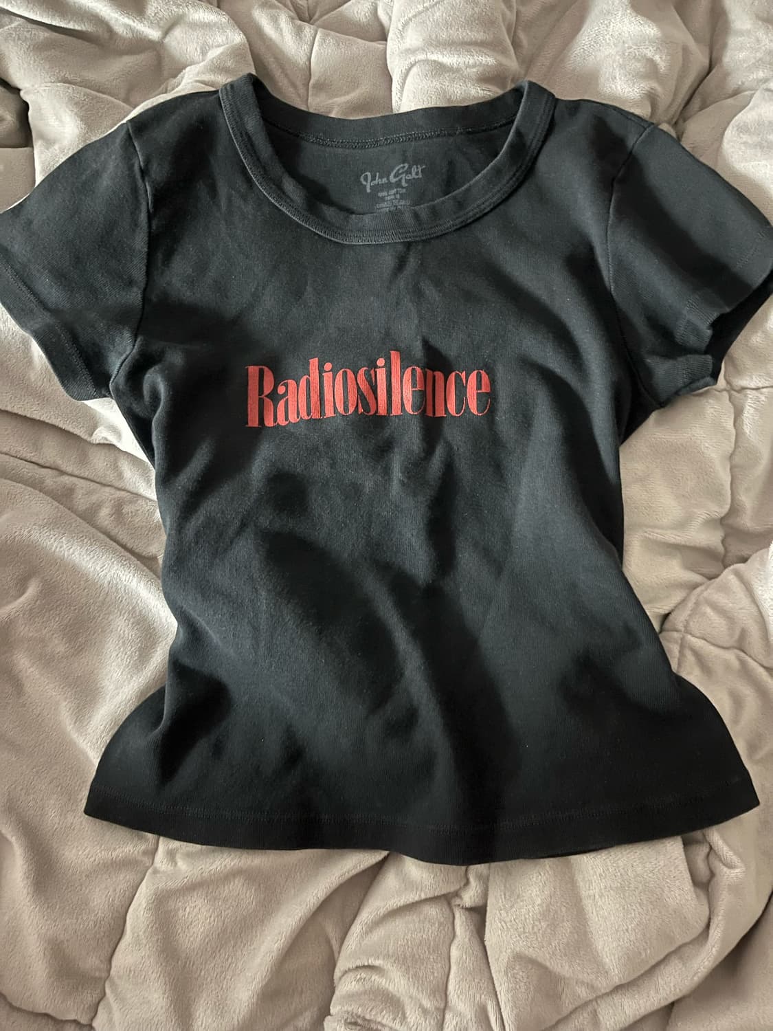 브랜디 멜빌 Radio Silence 블랙 크롭 반팔 상품이미지1