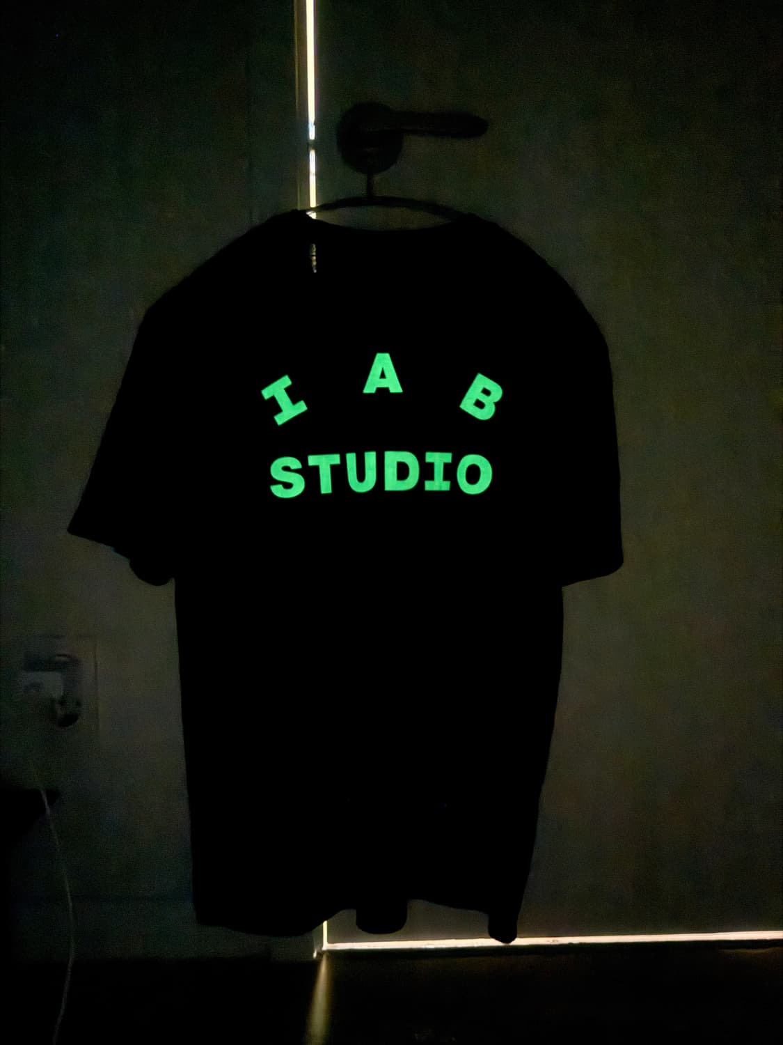 (L) 아이앱스튜디오 블랙 글로우 반팔 티셔츠 상품이미지3