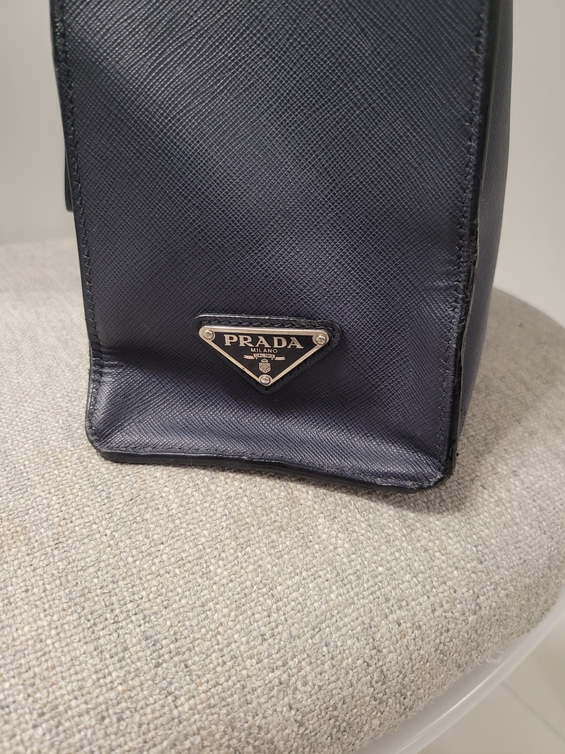 세련된 네이비 컬러 PRADA 프라다 사피아노 남성 토트백 B급 중고 상품이미지2