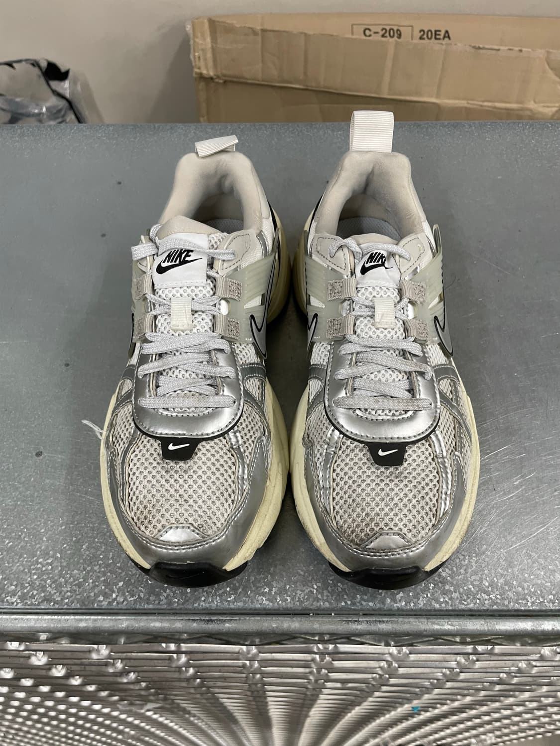 나이키 V2K 런 서밋 화이트 메탈릭 실버 235 상품이미지5