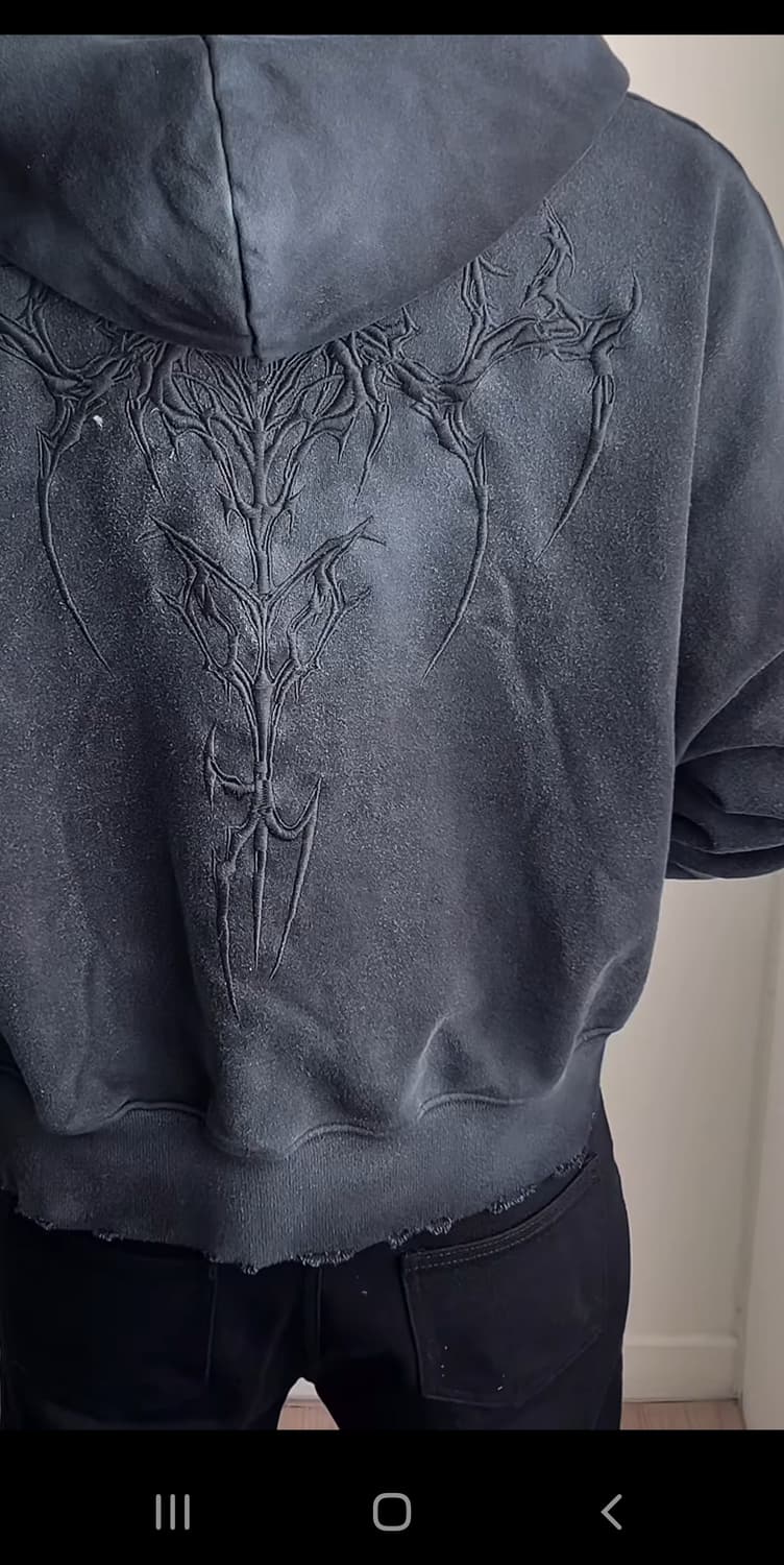 어나더유스 본 윙 집업 후디 크롭 아플리케 블랙 포그서비스 오피움 상품이미지1