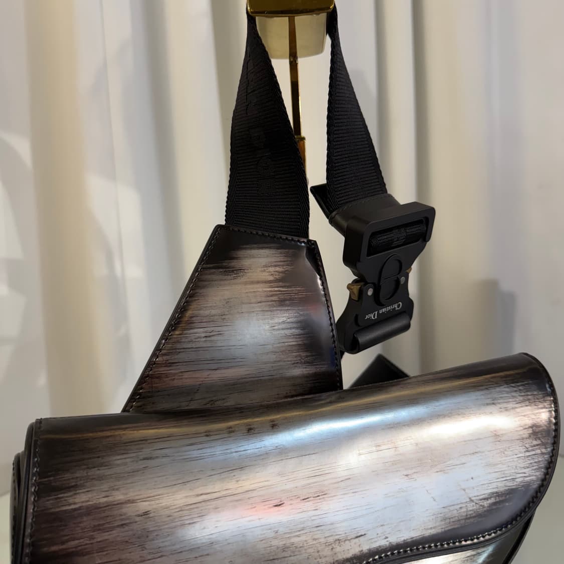 [한정판/새상품]디올 실버 메탈 새들백 미디움 상품이미지4