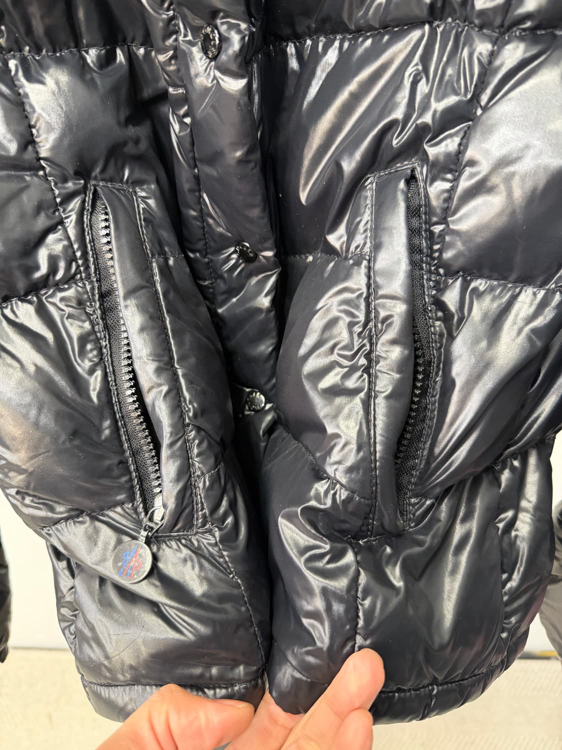 정품) 몽클레어 여성 빅와펜 숏패딩 1 상품이미지4