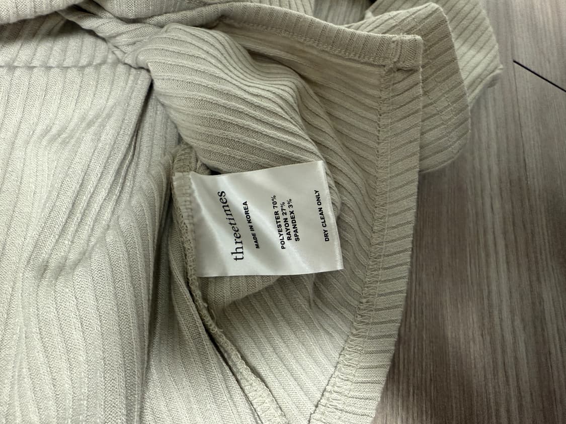 쓰리타임즈 원 숄더 버튼 티 베이지 그레이 상품이미지8