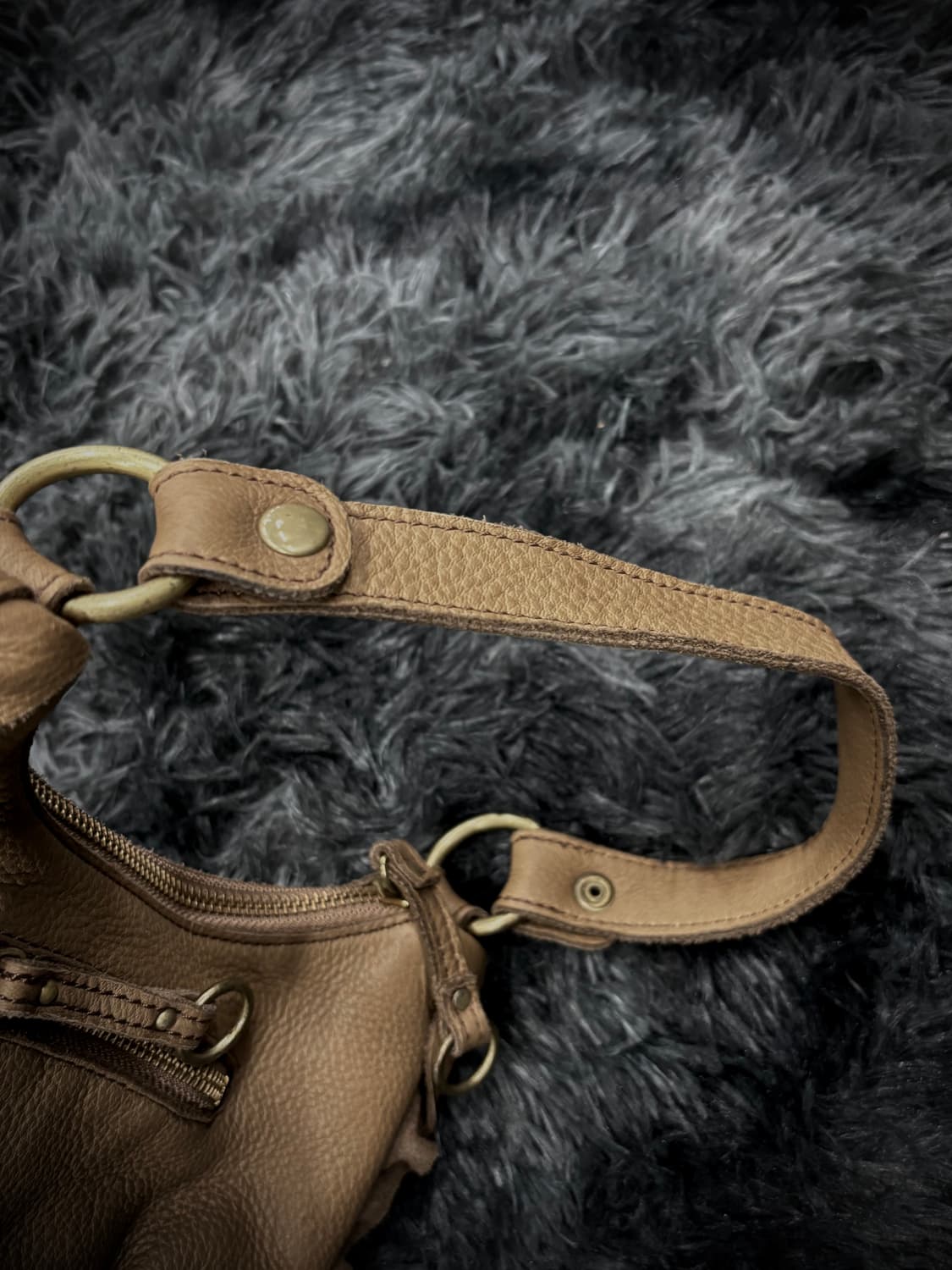 베이지 레더 덤플링 숄더백 상품이미지3