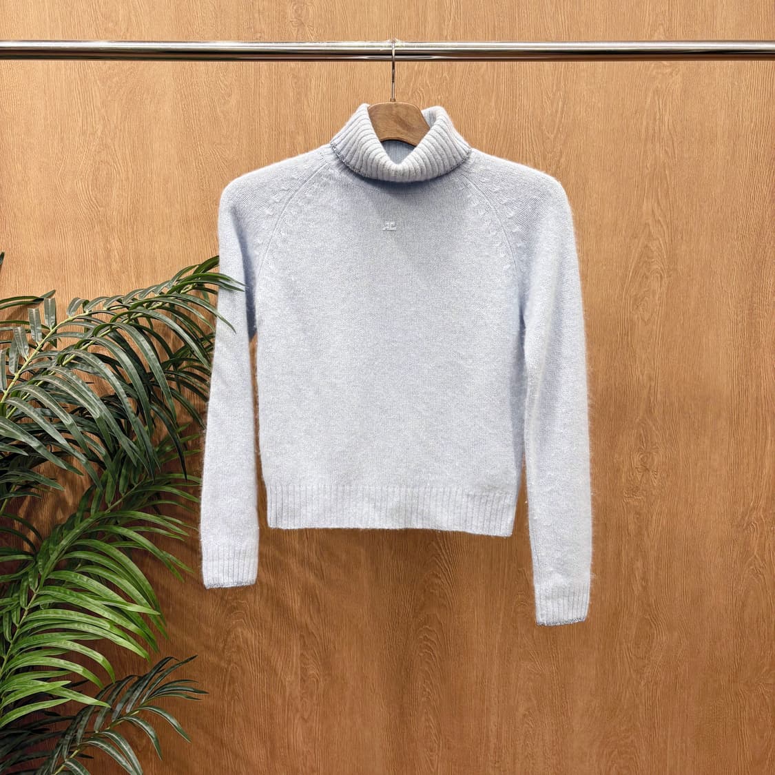 꾸레쥬 터틀넥 골지 니트 미니 로고 자수 레글런 슬리브 디테일 그레이 상품이미지1