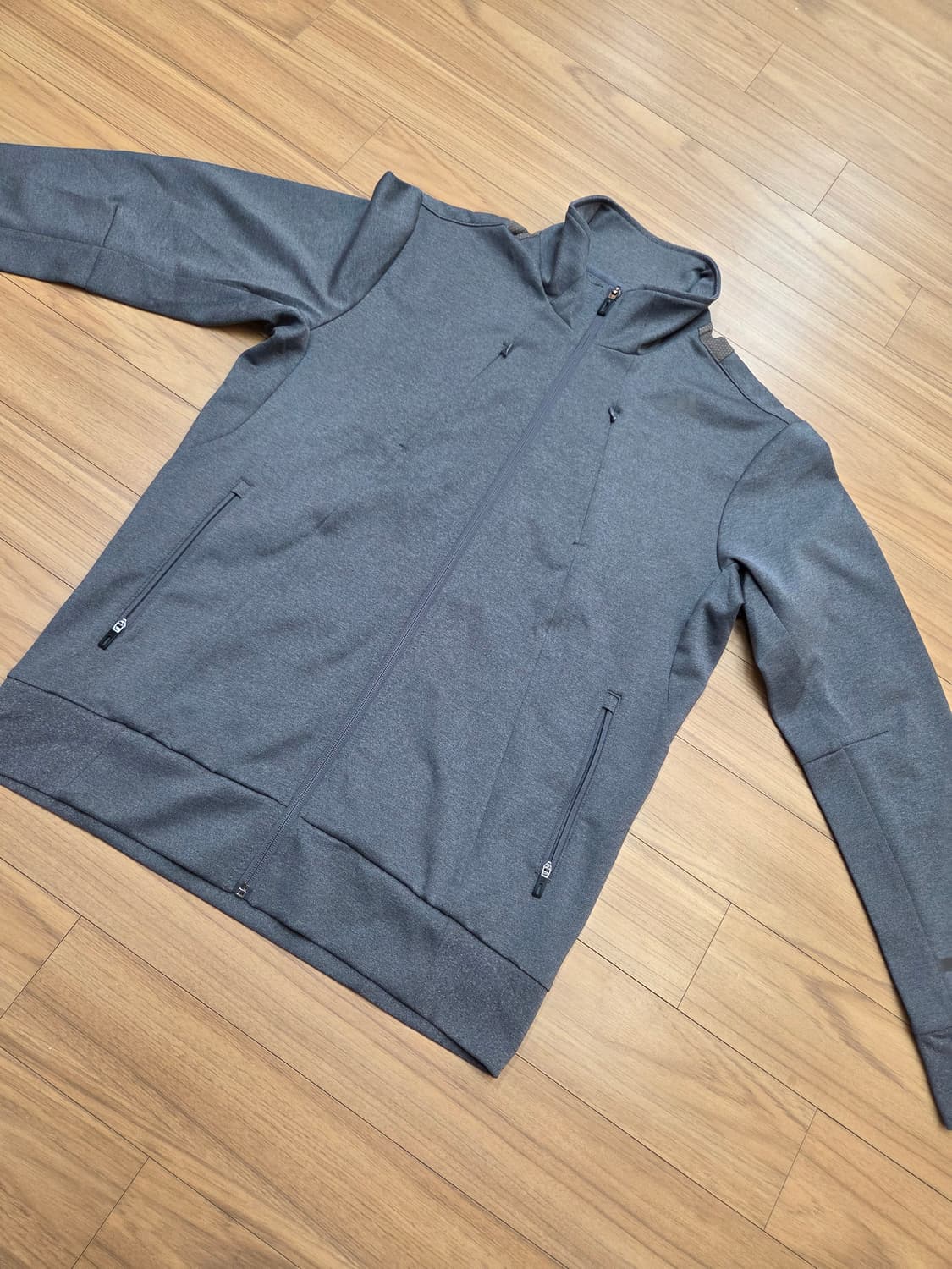 아디다스 남성 자켓 L사이즈입니다
- 색상은 회색입니다
- 소재는 폴리에 상품이미지1