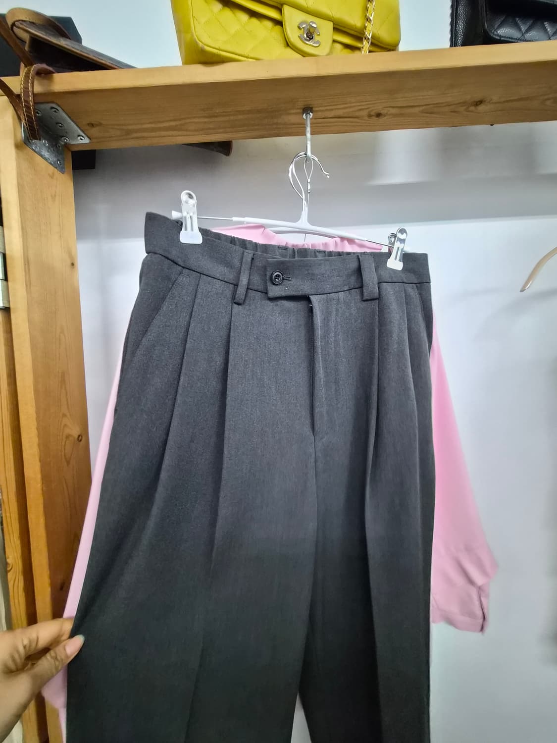 1.기비 프릴넥 핑크 블라우스 2.juan슬랙스 상품이미지8