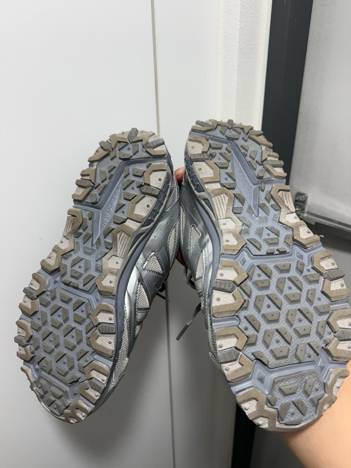 뉴발란스 410 V5트레일 러닝화 그레이 상품이미지4