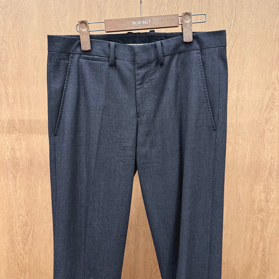 띠어리 슬랙스 팬츠 미니멀 포멀 디자인 히든 클로징 디테일 다크그레이 상품이미지4