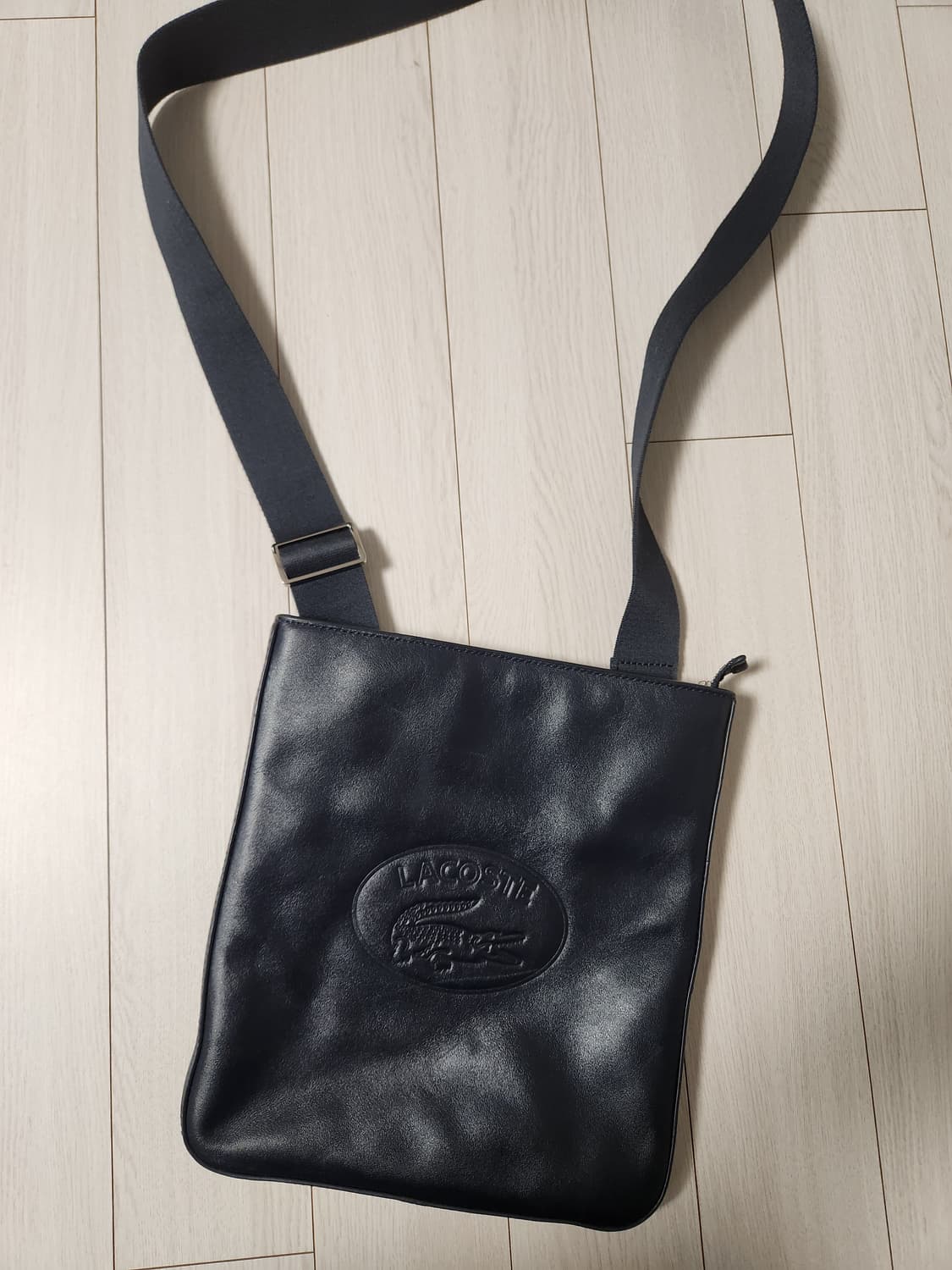 라코스테 네이비 크로스백

생활 스크레치 및 사용감 있어요
오염 하자 없 상품이미지1