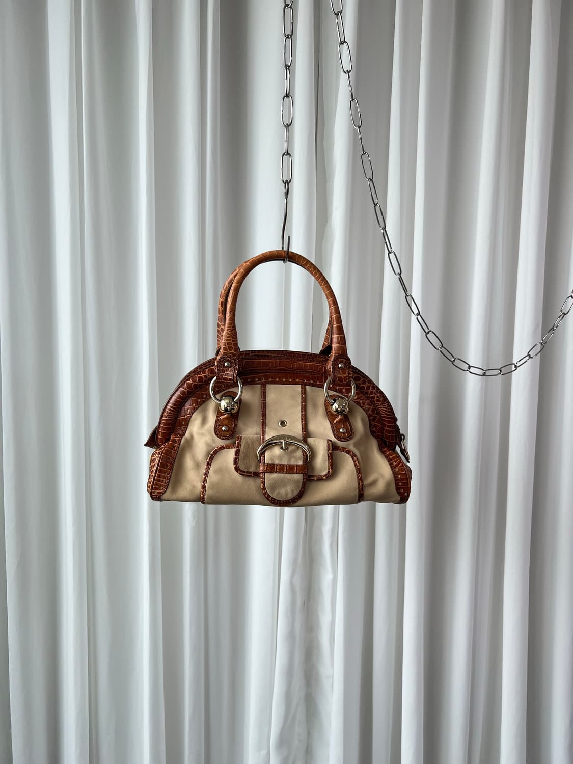 셀린느 엠보싱 숄더백 상품이미지1