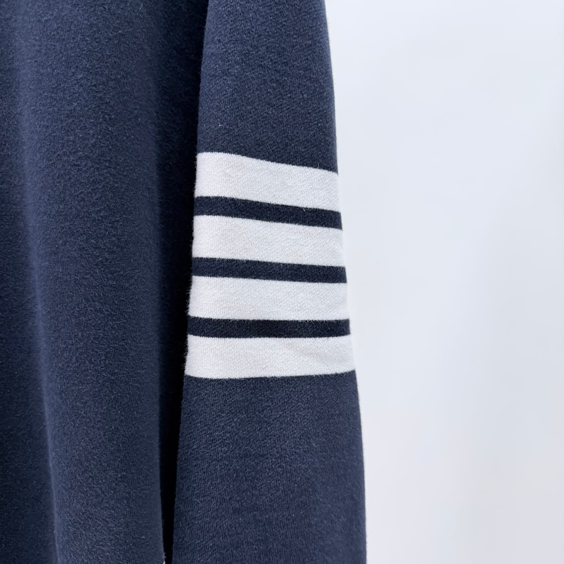 [A급/5] 톰브라운 사선완장 오버핏 맨투맨 그레이 상품이미지2