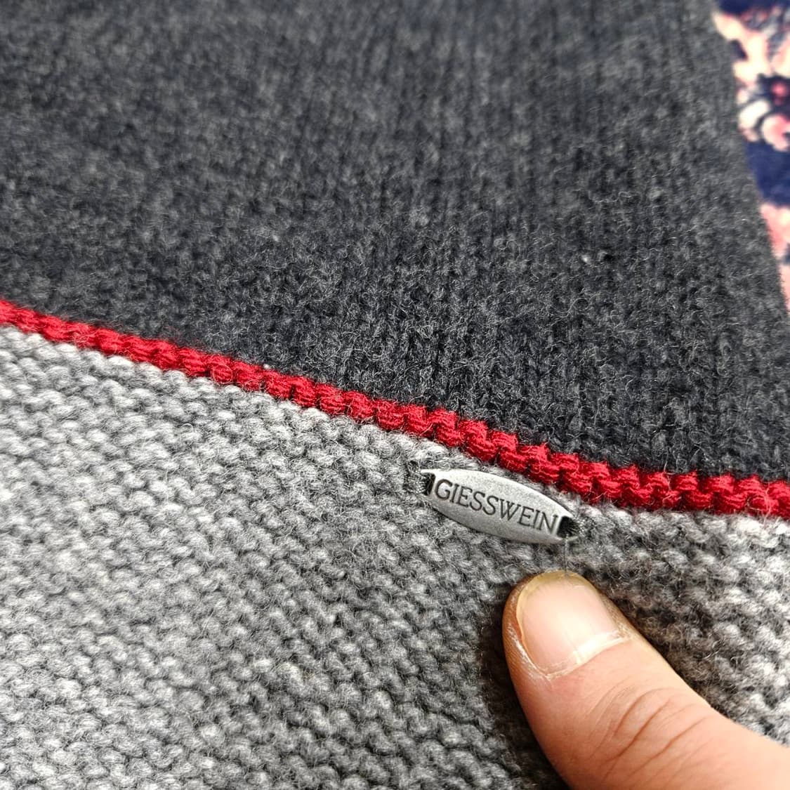 기스바인(Giesswein) 버진울100% 후드 니트 자켓
 상품이미지3