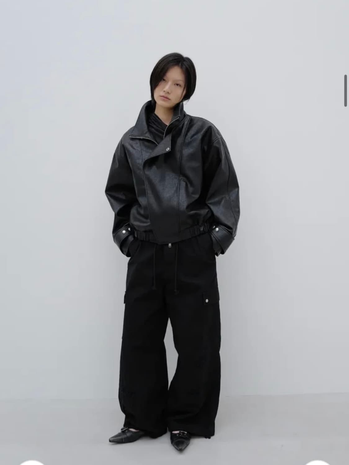 다이닛 FAUX LEATHER BOMBER JACKET IN BLACK 상품이미지4