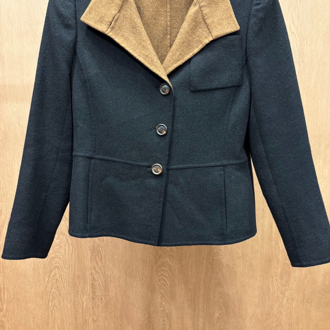 아크리스 테일러드 자켓 클래식 싱글 버튼 브라운 배색 카라 디테일 블랙 상품이미지5