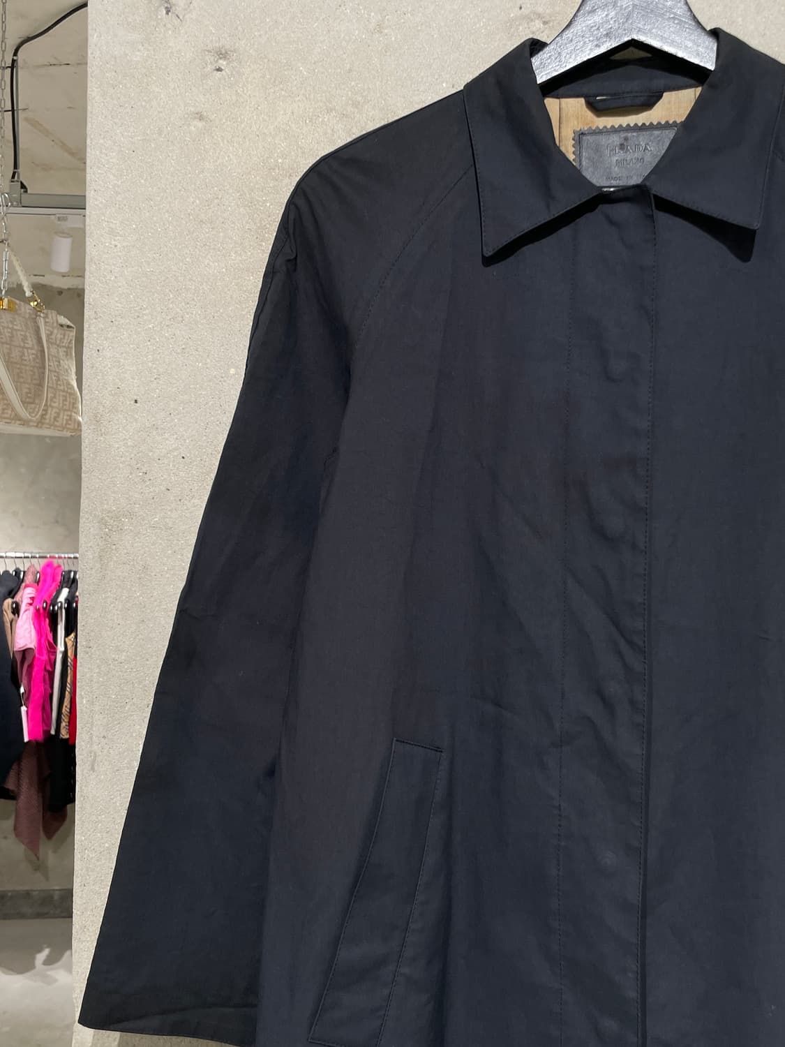 프라다 블랙 히든 스냅버튼 왁스 씬 코트 상품이미지2