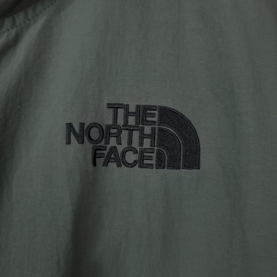 [노스페이스] 로고 자수 오버핏 후드 바람막이 자켓 M20102 상품이미지8