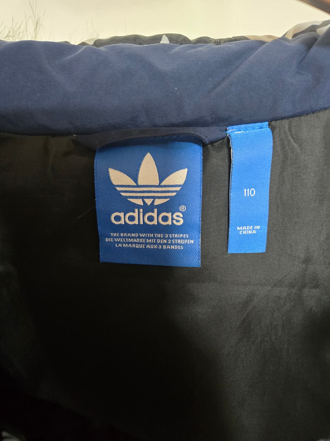 아디다스 배지 다운 패딩 네이비110 상품이미지4
