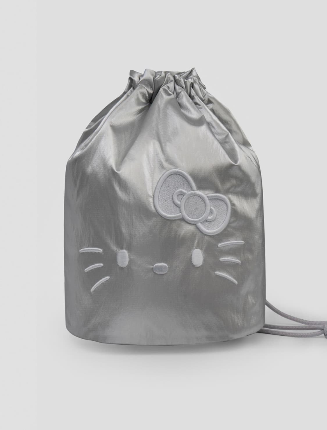 조셉앤스테이시 X 헬로키티 백팩 콜라보 실버 (핀 포함) 판매합니다 상품이미지1