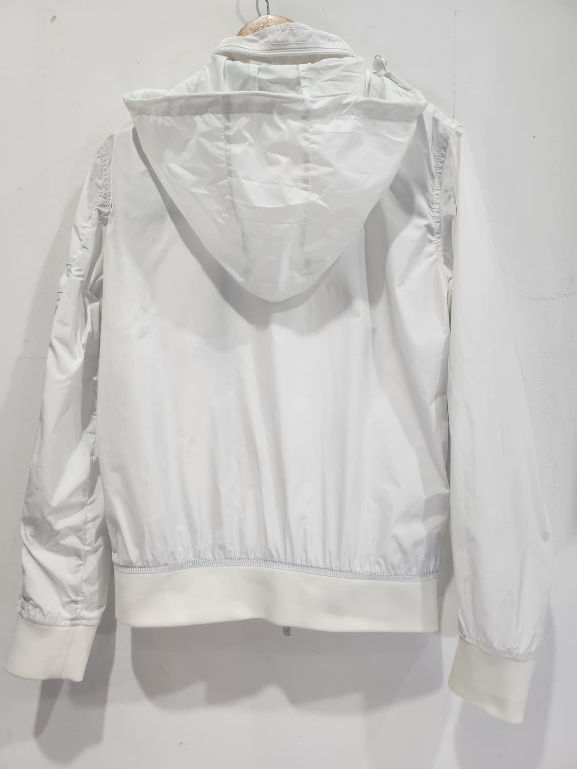 아르마니진스 화이트 바람막이 M 상품이미지2