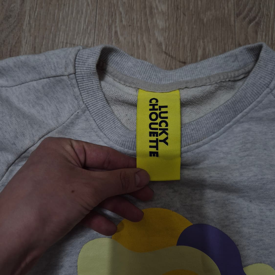 럭키슈에뜨 여성 슈에뜨 빅로고 프린팅 맨투맨 M(95) 상품이미지5