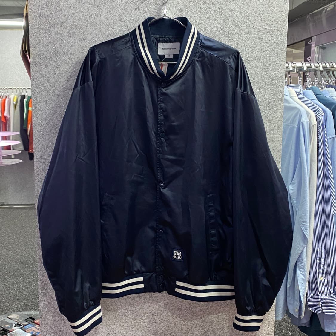 디스이즈네버댓 스펠아웃 빅로고 네이비 세틴 자켓 B3056 상품이미지2