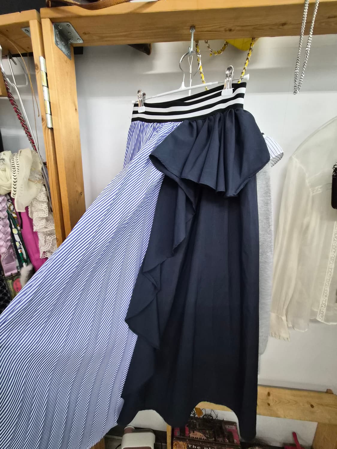 에고이스트 언발 프릴 맨투맨.지고트 언발 스커트 상품이미지8