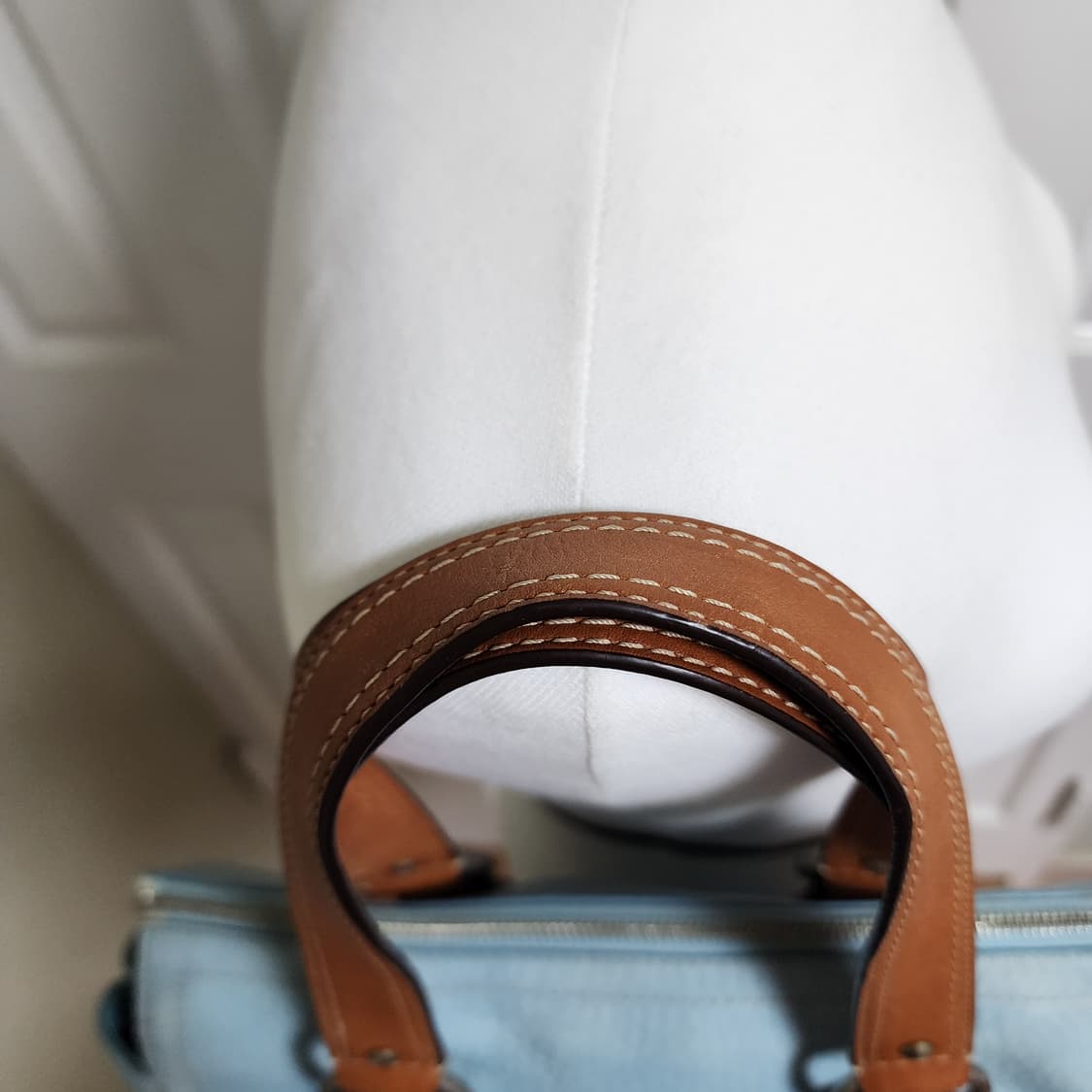 코치 첼시 페블 가죽 사첼백 상품이미지2