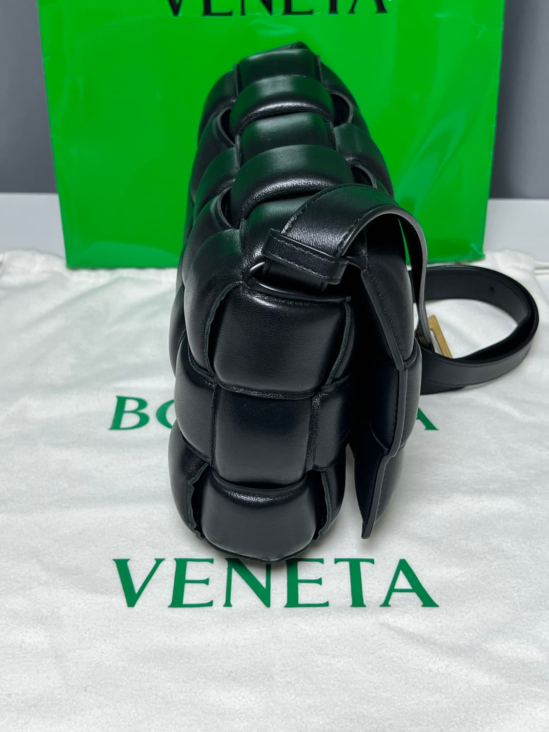 [정품] 백화점판 / 보테가베네타 패딩 카세트백 블랙 금장 상품이미지6