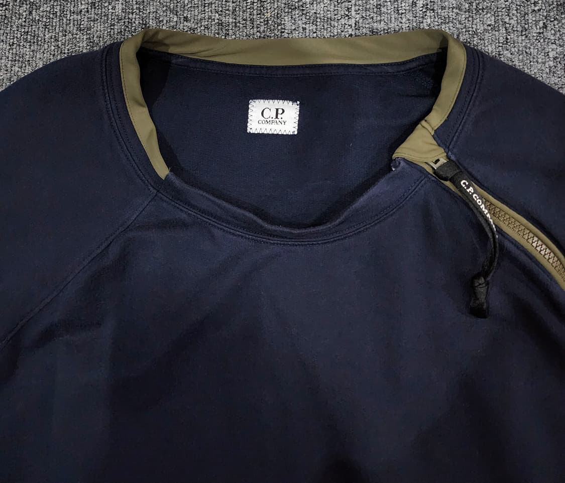 CP 컴퍼니 사선 지퍼 디테일 렌즈와펜 슬리브 긴팔티 XXL 상품이미지3