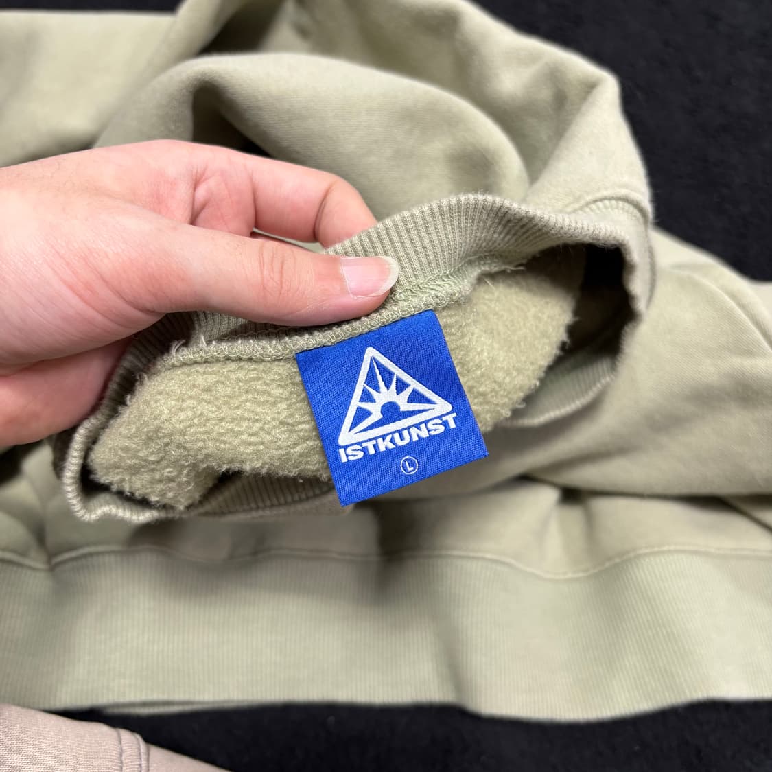 L 이스트쿤스트 카키 프린팅 맨투맨 상품이미지3