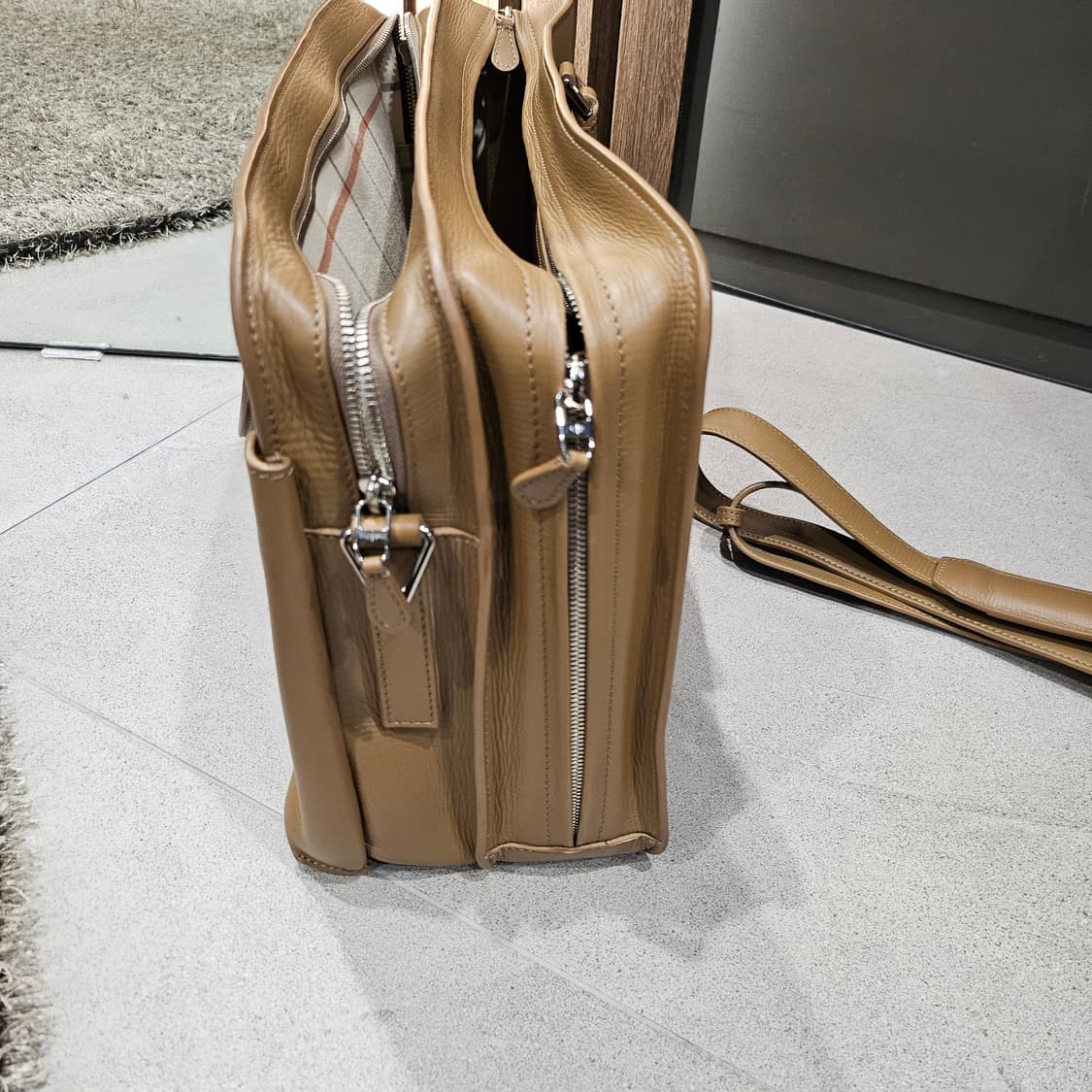 로로피아나 베이지 카프스킨 모던 클래식 백 상품이미지5