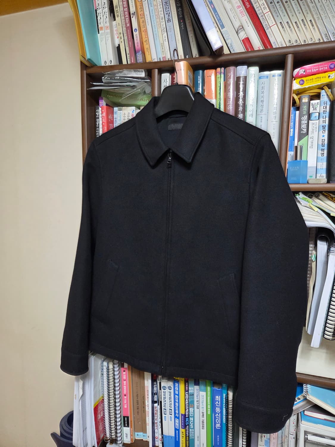 유니클로 싱글 카라 쇼트 블루종 
블랙 색상 L 상품이미지1