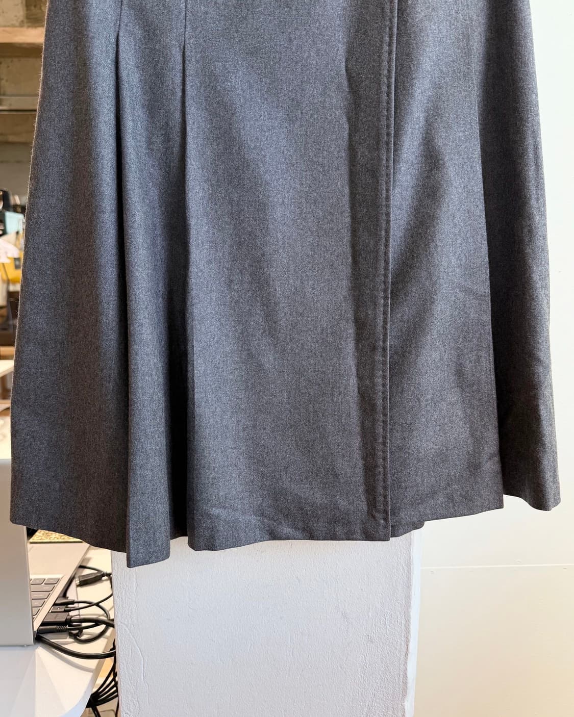 마가렛 호웰 차콜 랩 핀턱 미디스커트 상품이미지3