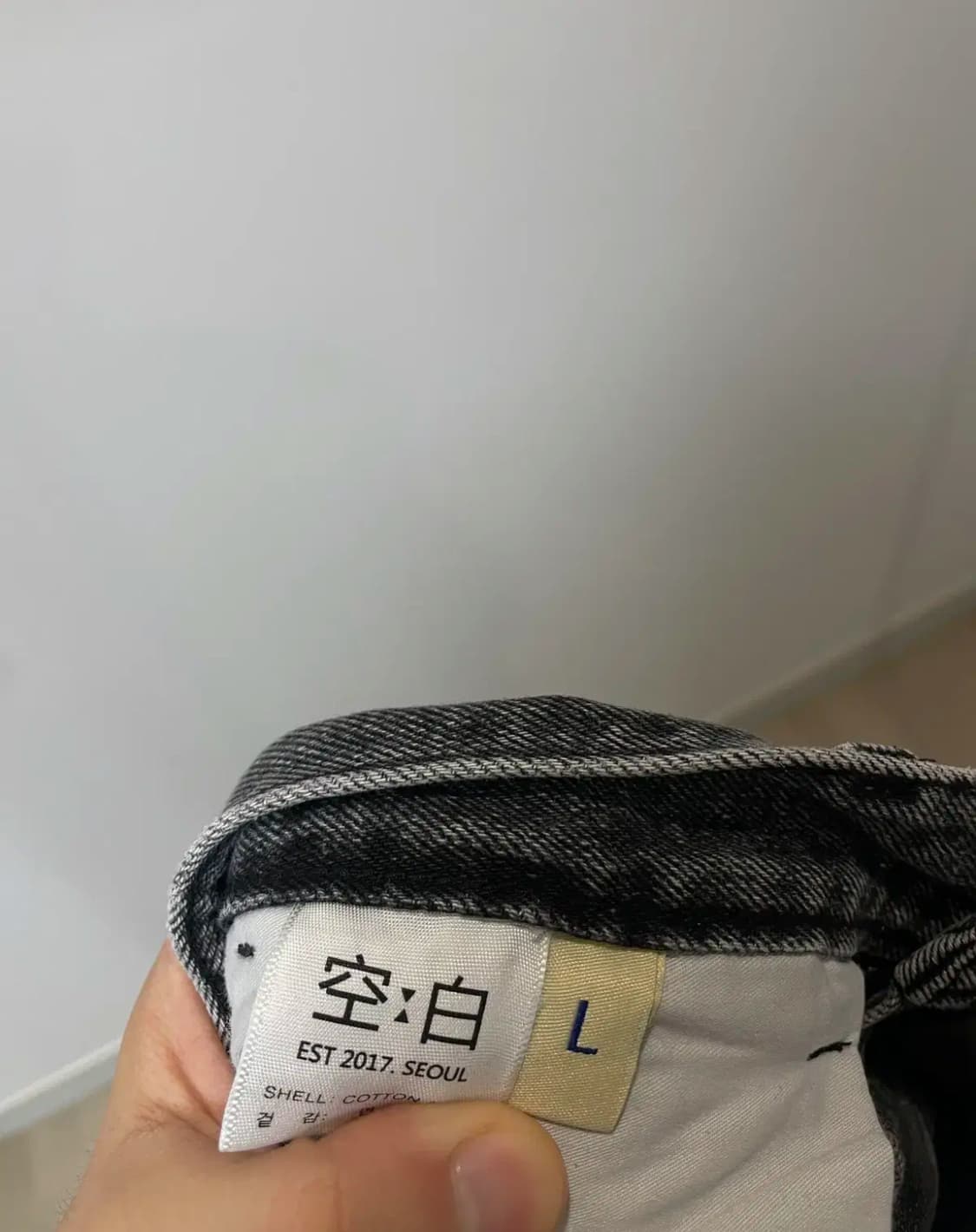 (L) 공백 흑청 페인팅 투턱 데님팬츠 상품이미지4
